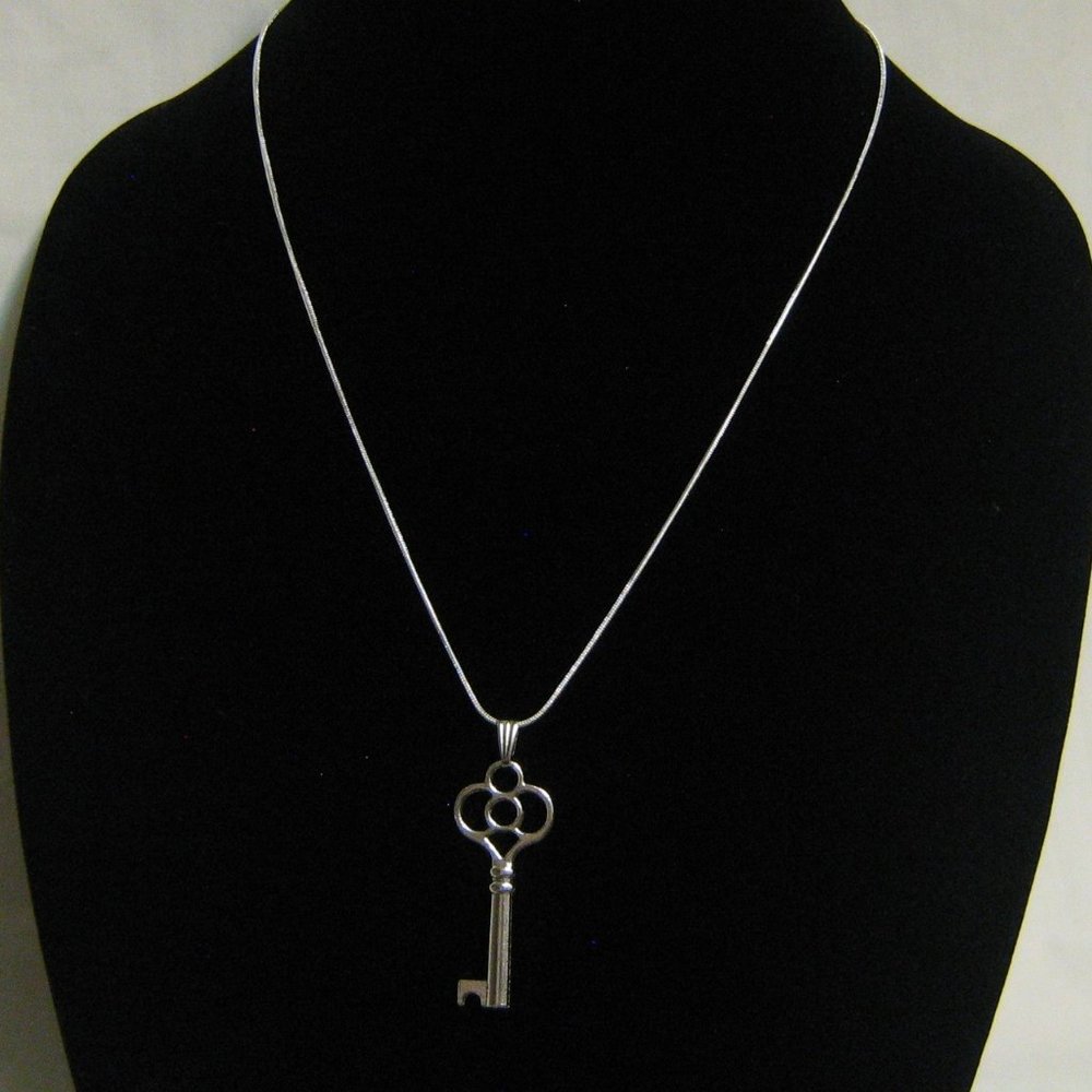 Skeleton key pendant
